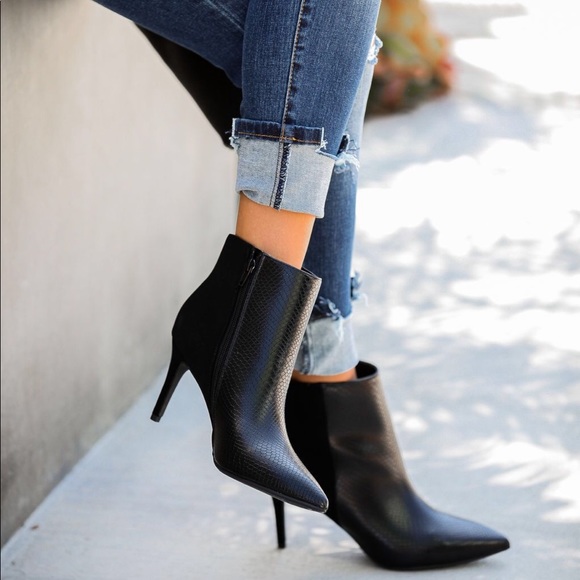 Two-tone snake texture ankle bootie - Picture 7 of 9